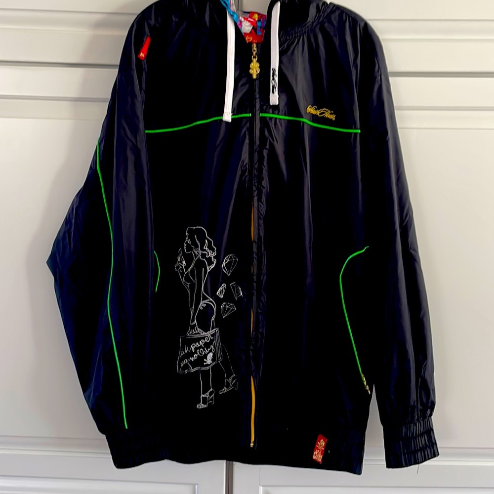 Men’s street wear with slash pockets colorfully lined